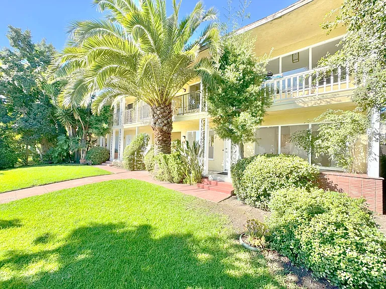 435 San Vicente Blvd — Photo 22