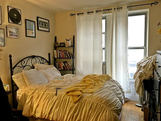 Rented by Moises Farhart, LREB | media 9