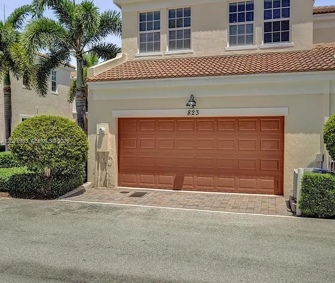 823 NW 82nd Ln — Photo 3