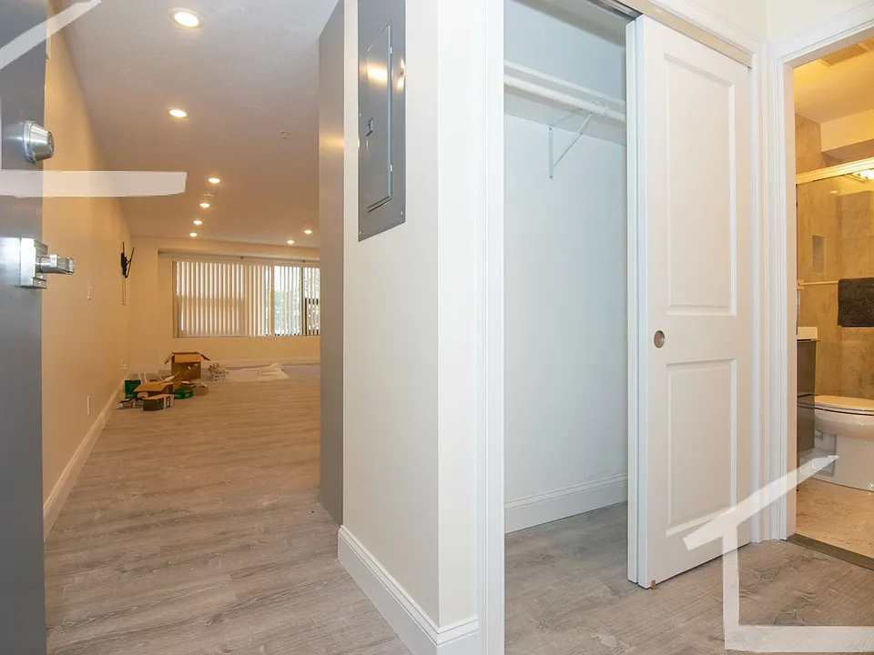 205-1028 Commonwealth Ave #205