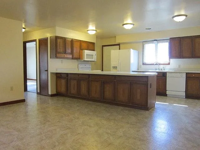 3 bed, 1716 sqft, $1,950 — Photo 2