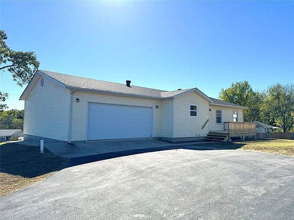 3rd image of 110 Marilyn Ct