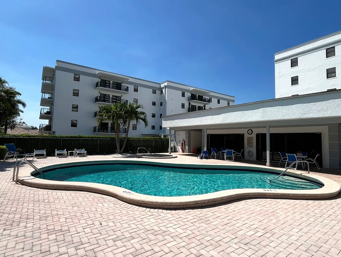 3 bed, 2400 sqft, $6,300 — Photo 4