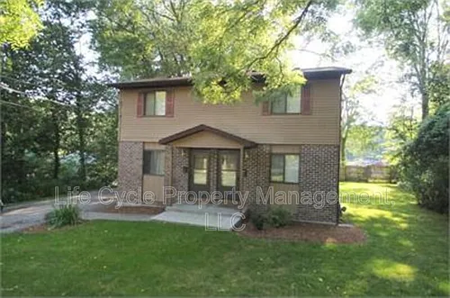 922 Emerald Ave NE #1 Photo 1