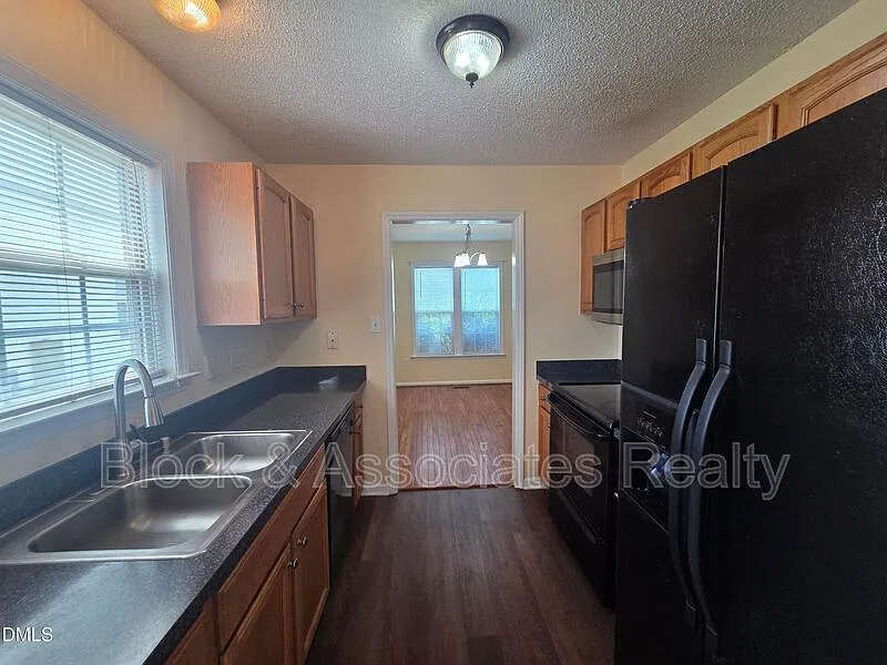 Cross Pointe Village — Photo 3
