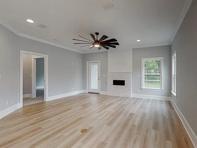 212 Cottage Ct — Photo 3