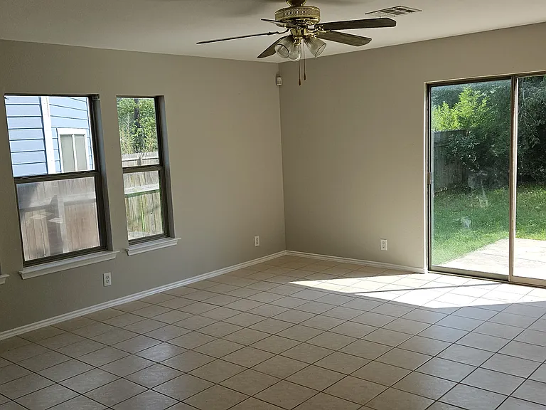 1405 Meadow Pkwy — Photo 2