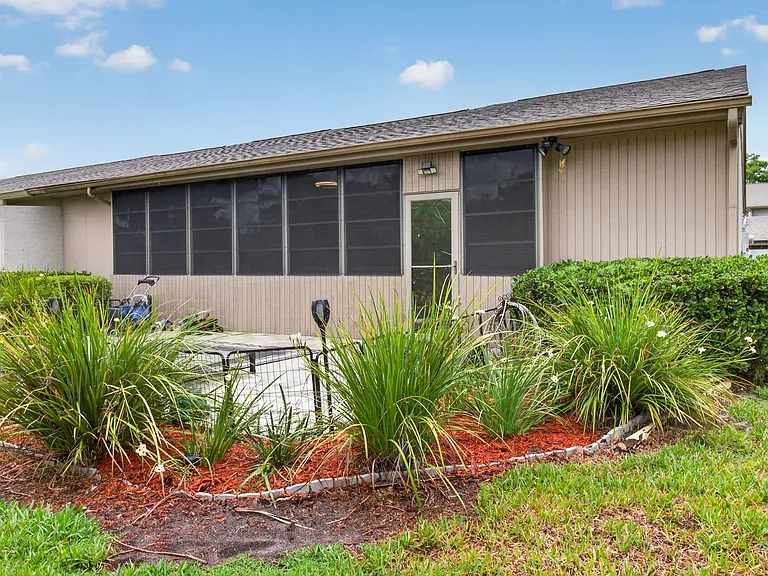 320 Michaels Cir — Photo 33