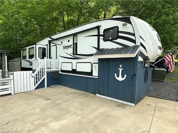 114 Sparrow Ln, New London, NC 28127