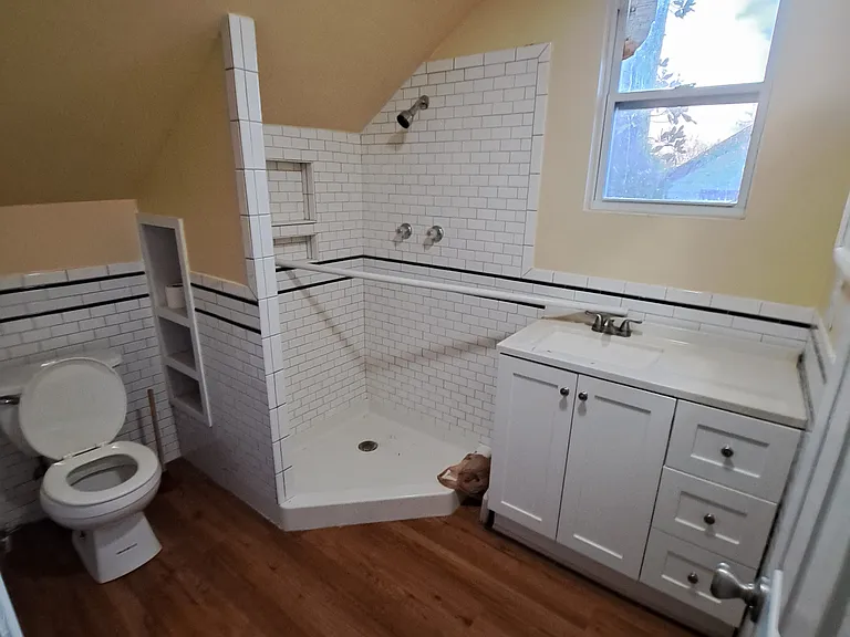 Bathroom #2 (Upstairs)