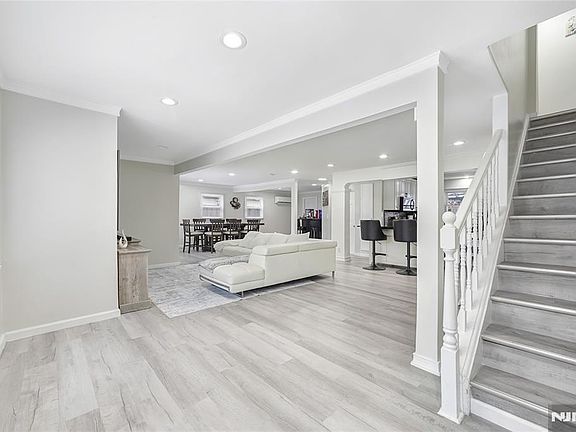 4th image of 254 W Spring Valley Ave