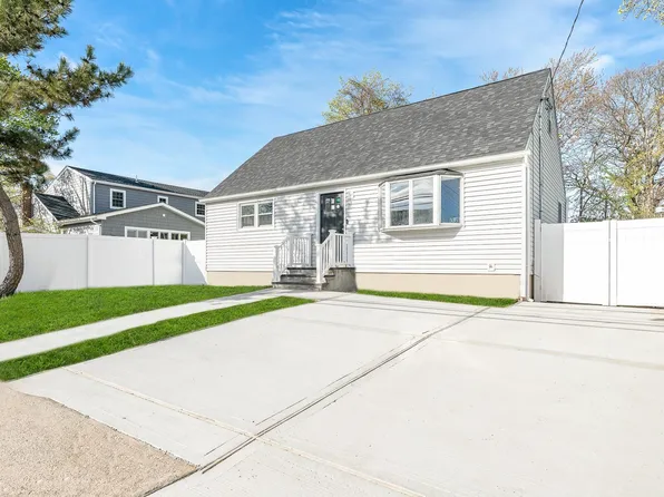 216 S Delaware Avenue, Lindenhurst, NY 11757