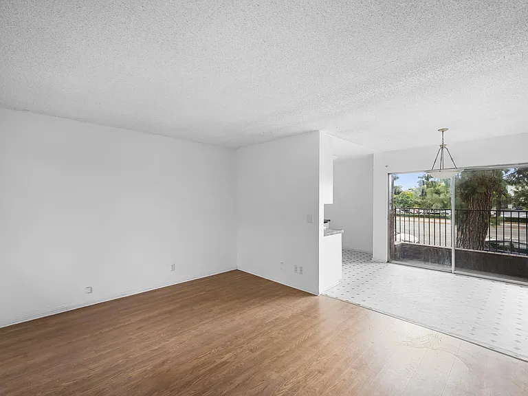 17931 Devonshire St #1 — Photo 4