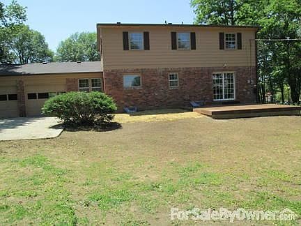 Rear
						:
						The backyard is just begging for a pool.