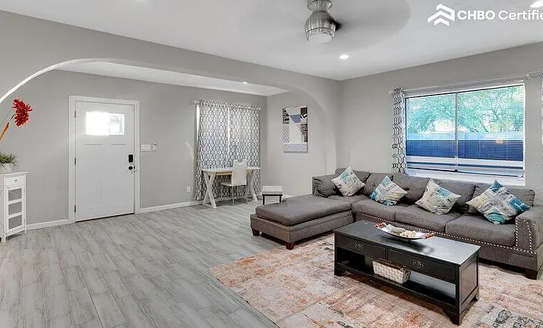 1715 N Whittier Dr — Photo 4