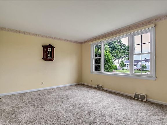 4th image of 364 Ellen Dr