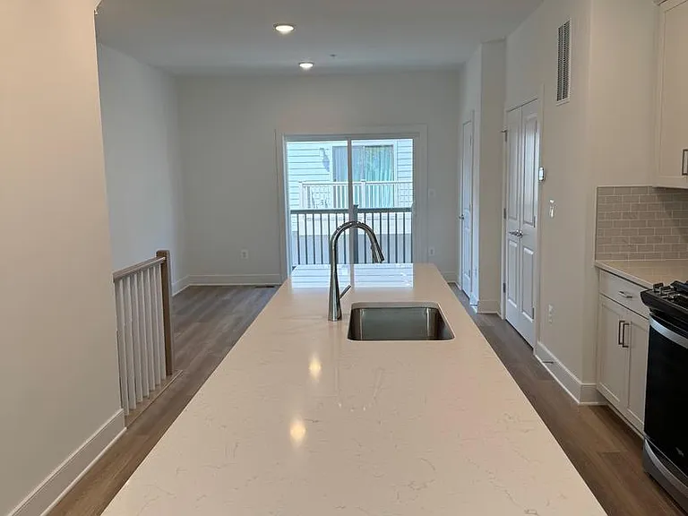 831 King Farm — Photo 7