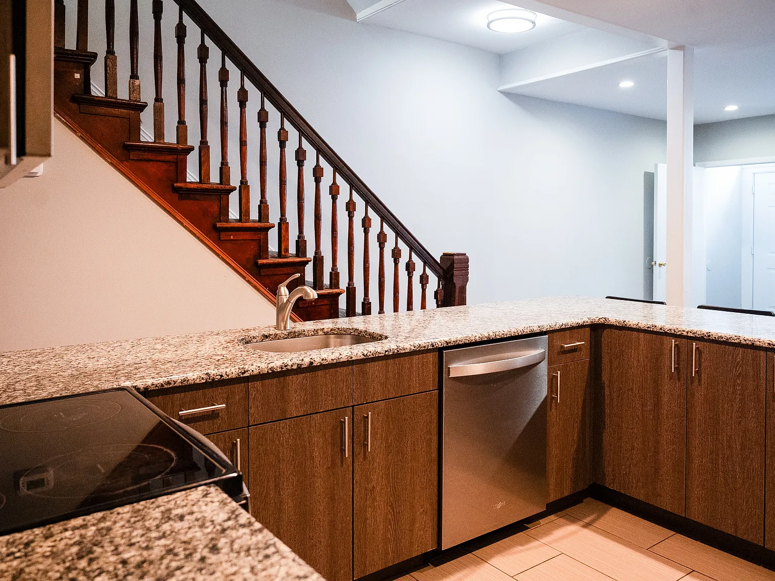 7 bed, 2266 sqft, $6,825 — Photo 2