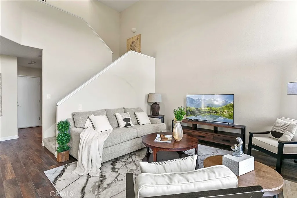 3 bed, 2.5 bath, 1559 sqft, $6,500 — Photo 1