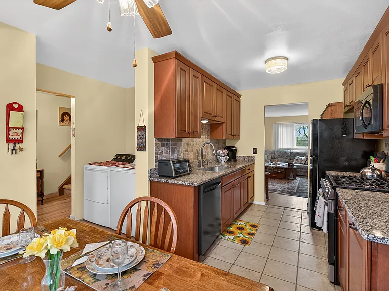 54 Whitman Ct — Photo 29