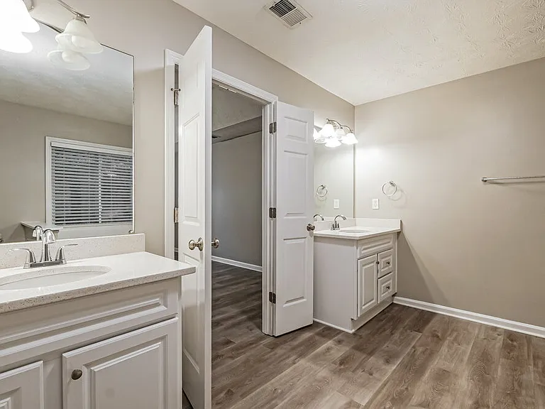 1910 Meadowchase Ct — Photo 13