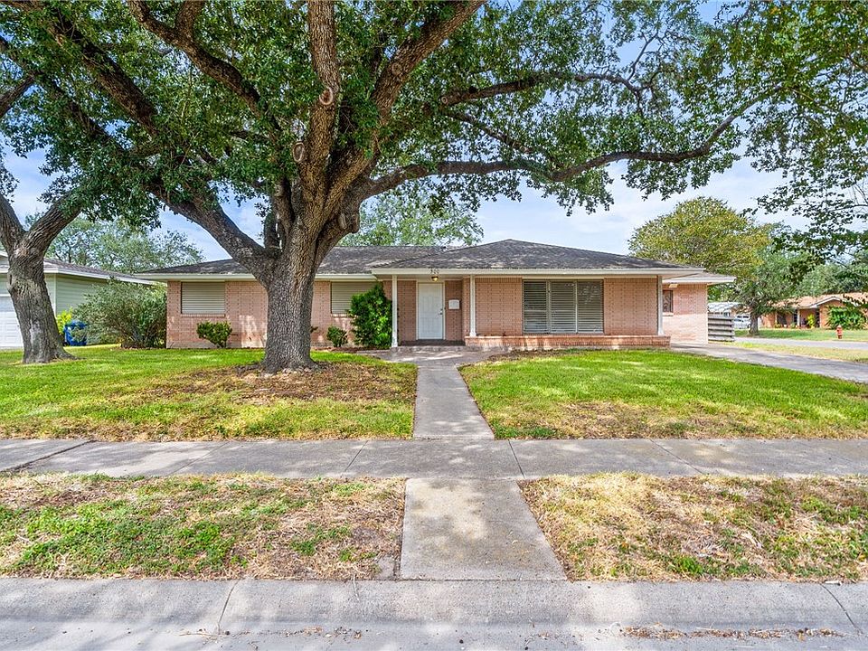 1st image of 300 Hackberry St