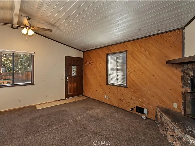 949 Pine Ln — Photo 15