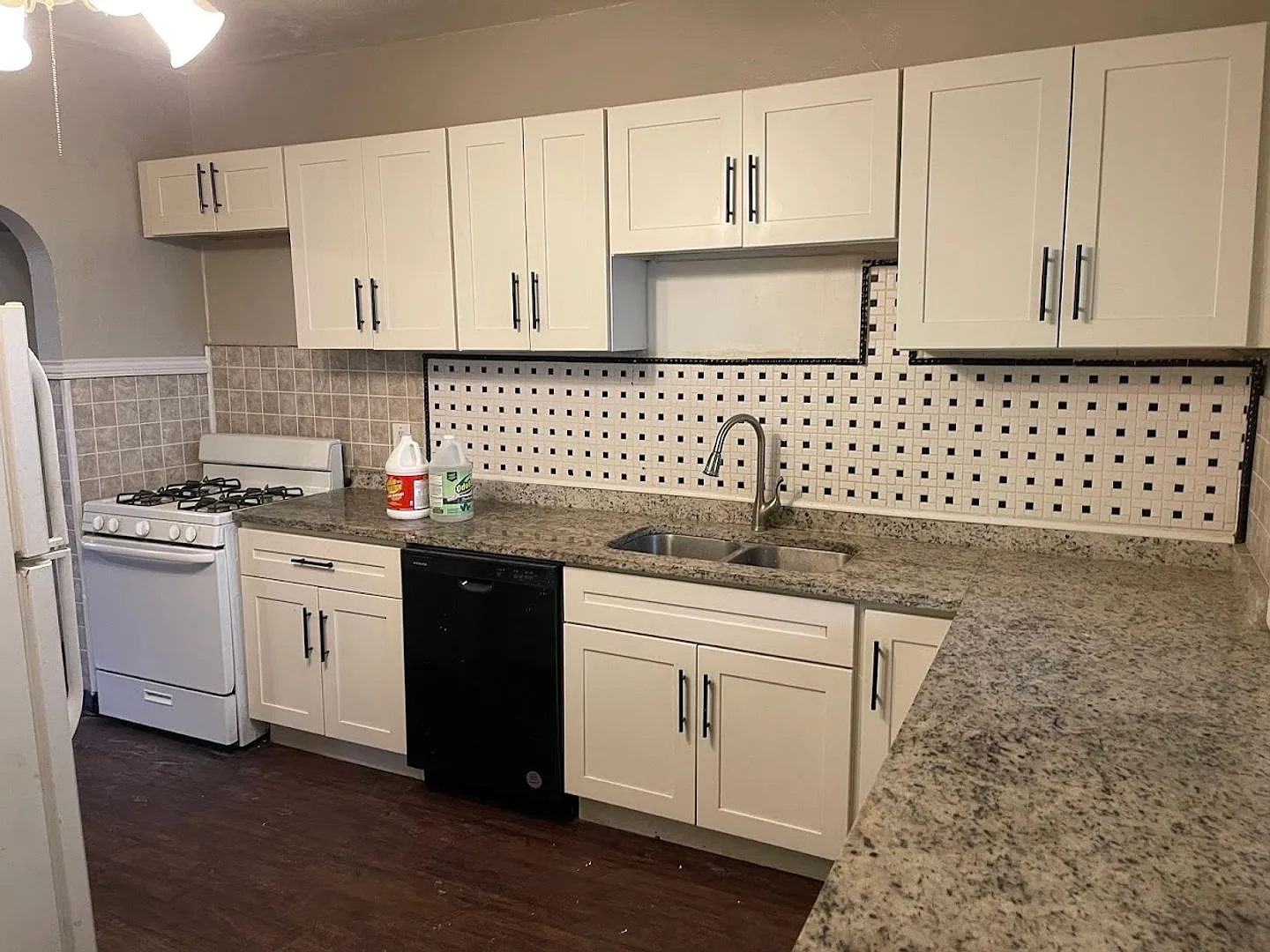 Cozy 1 Bedroom / 2 Bathroom Home in Braddock — Photo 1