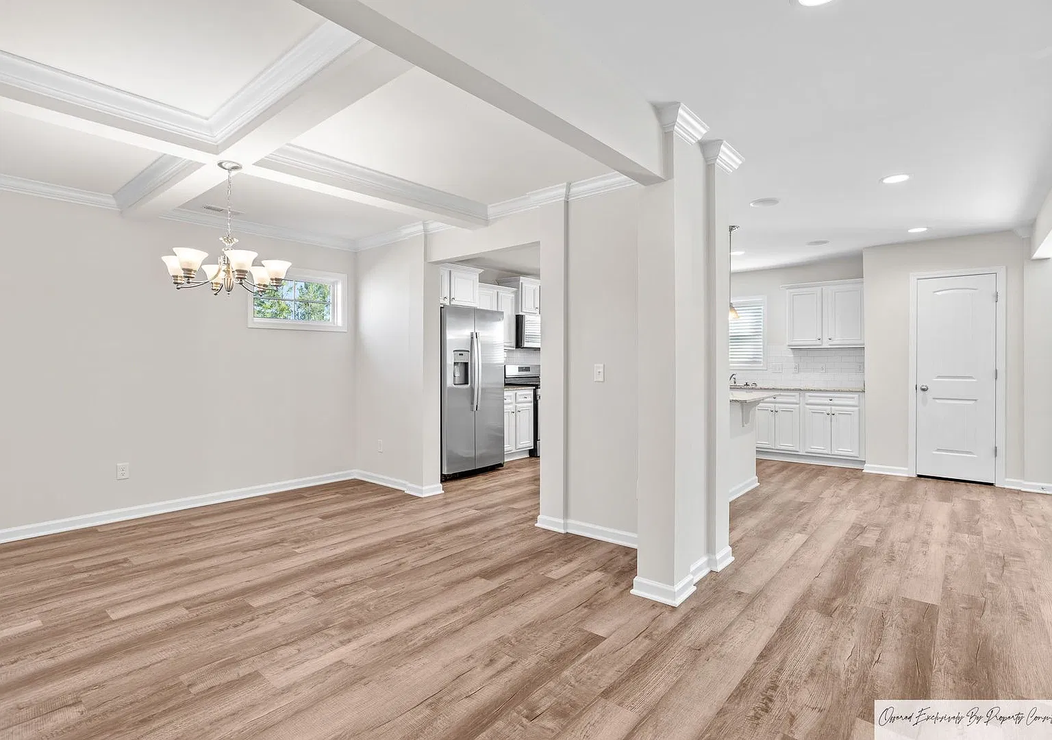 Stunning Home In Elgin's Walnut Creek — Photo 4