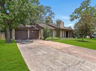 1109 W Castlewood Ave, Friendswood, TX 77546
