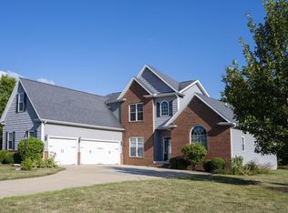 1807 E West Lake Dr, Mahomet, IL