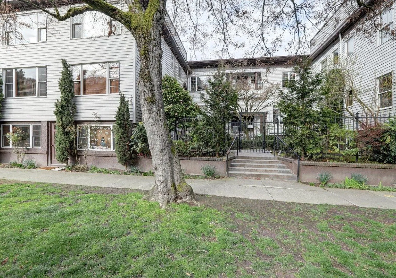 Gorgeous Urban Condo, Historic Features, Fantastic Location — Photo 1