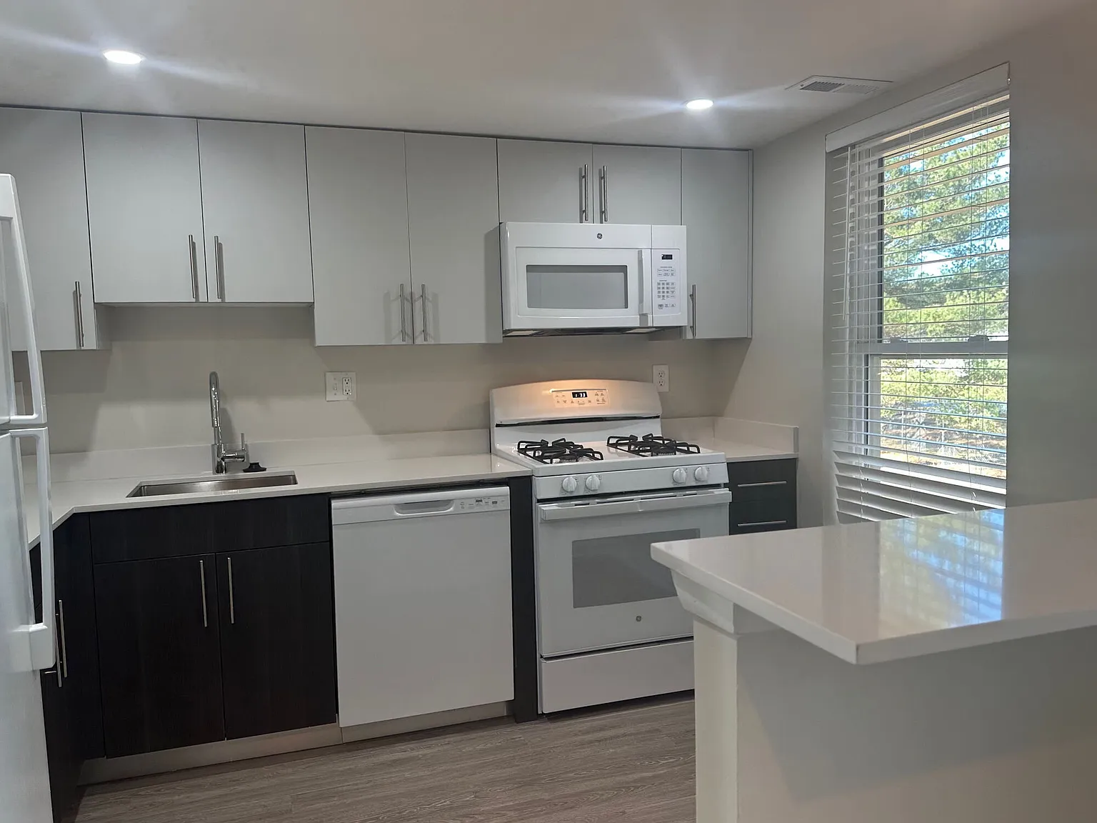 Lakeside Apartments — Photo 3
