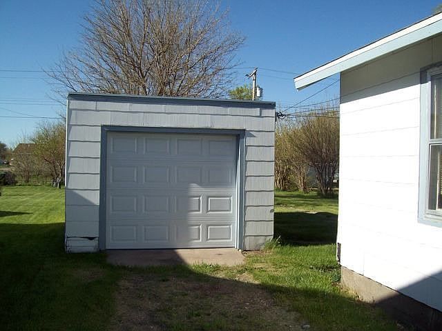 2nd image of 916 E 10th St