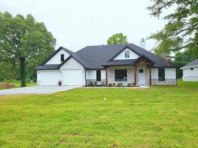 305 Brentwood Dr — Photo 2