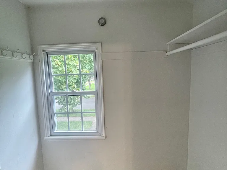 151 Eastmoreland Dr — Photo 17