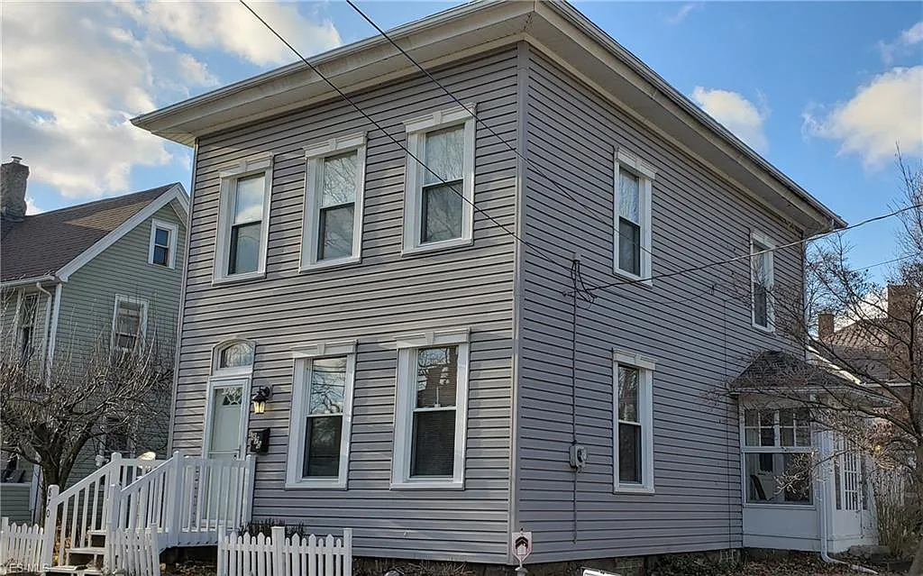 870 Wellman Ave SE photo 1