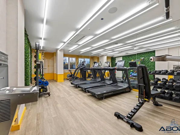 558 Sackett Street image 14 of 20