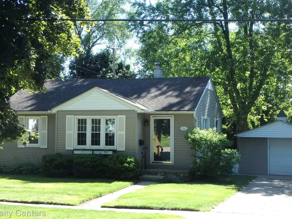 36 S Holcomb Rd, Clarkston, MI 48346
