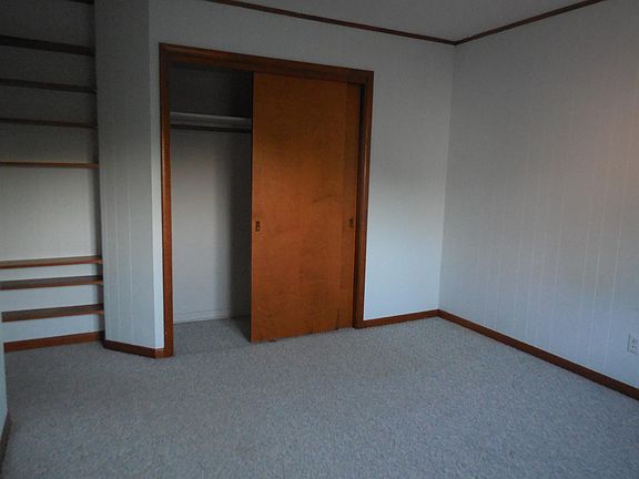 Bedroom w/double closet