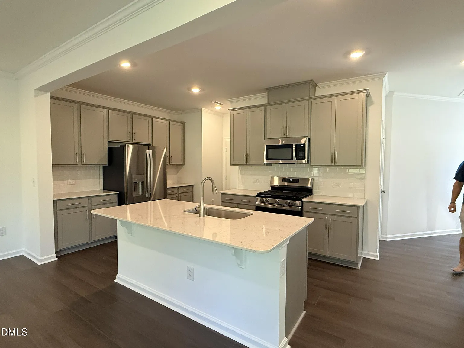 3 bed, 2.5 bath, 2050 sqft, $2,050 — Photo 4