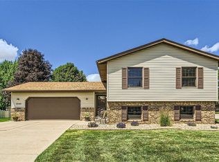 2340 Helena Ave N, Oakdale, MN 55128