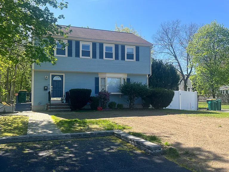 133 Center St — Photo 2