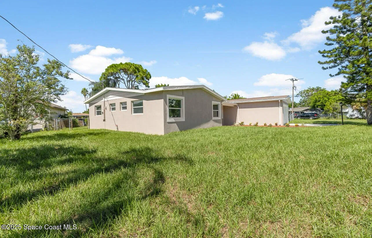 4 bed, 2.0 bath, 1600 sqft, $2,700 — Photo 2
