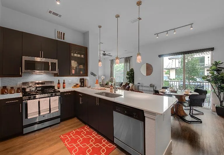 7600 Kirby Dr — Photo 1