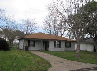 1213 Chevy Chase Dr, Angleton, TX 77515