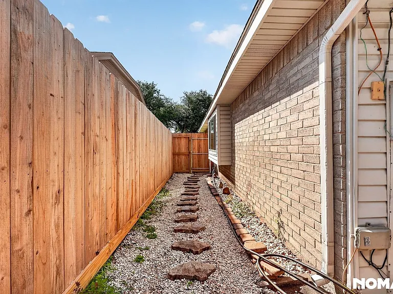 2323 Tall Ships Dr — Photo 44