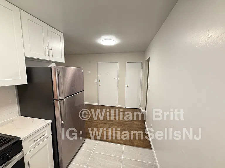 223 50th St #1A — Photo 1