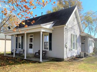 1004 E 3rd St, Flora, IL 62839