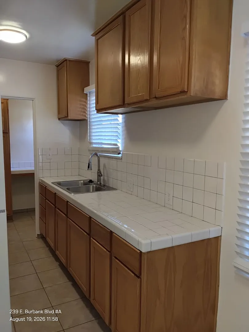 Bright & Spacious Unit in the Heart of Burbank Utilities Included! — Photo 3